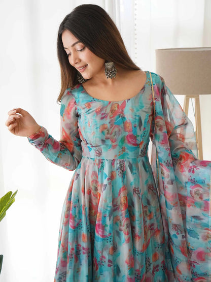 Robe en organza bleu ciel à imprimé floral multicolore avec dupatta assortie – Tenue indienne fraîche et élégante pour femme