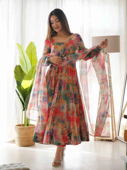 Robe longue en organza rouge à imprimé floral multicolore avec dupatta – Élégance festive et féminine