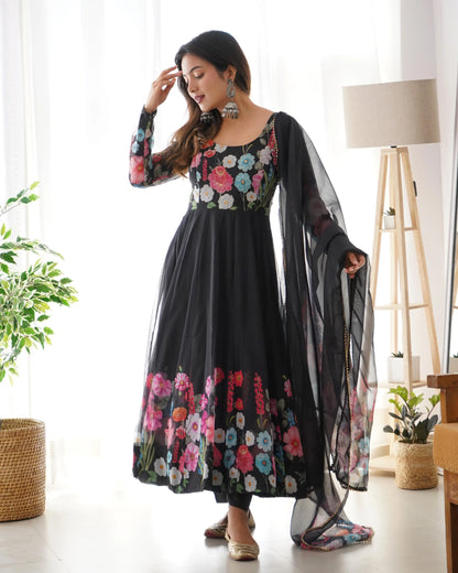 Robe longue en organza noire à imprimé floral multicolore avec dupatta