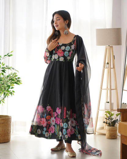 Robe longue en organza noire à imprimé floral multicolore avec dupatta