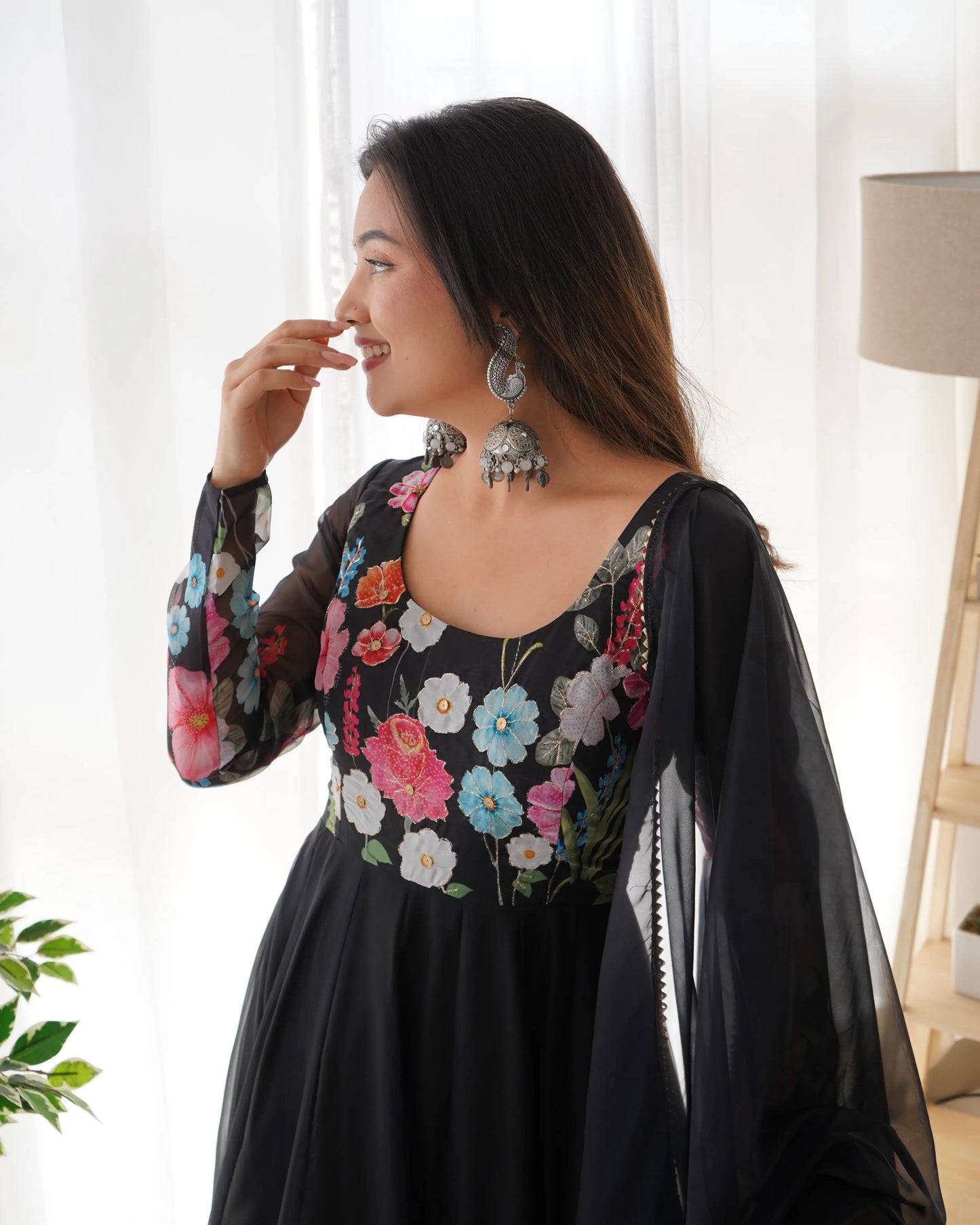 Robe longue en organza noire à imprimé floral multicolore avec dupatta