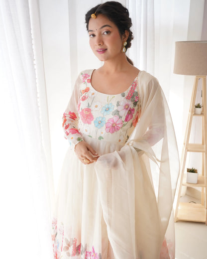Robe longue en organza blanc cassé à imprimé floral multicolore avec dupatta
