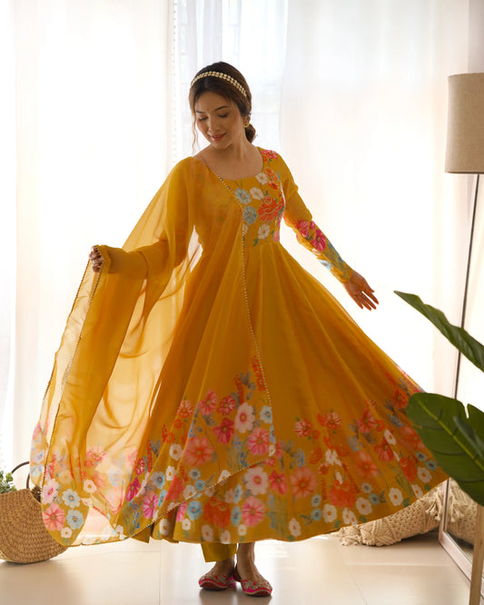 Robe longue en organza jaune brunâtre à imprimé floral multicolore avec dupatta – Élégance colorée et charme traditionnel