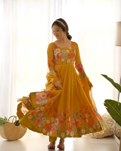 Robe longue en organza jaune brunâtre à imprimé floral multicolore avec dupatta – Élégance colorée et charme traditionnel