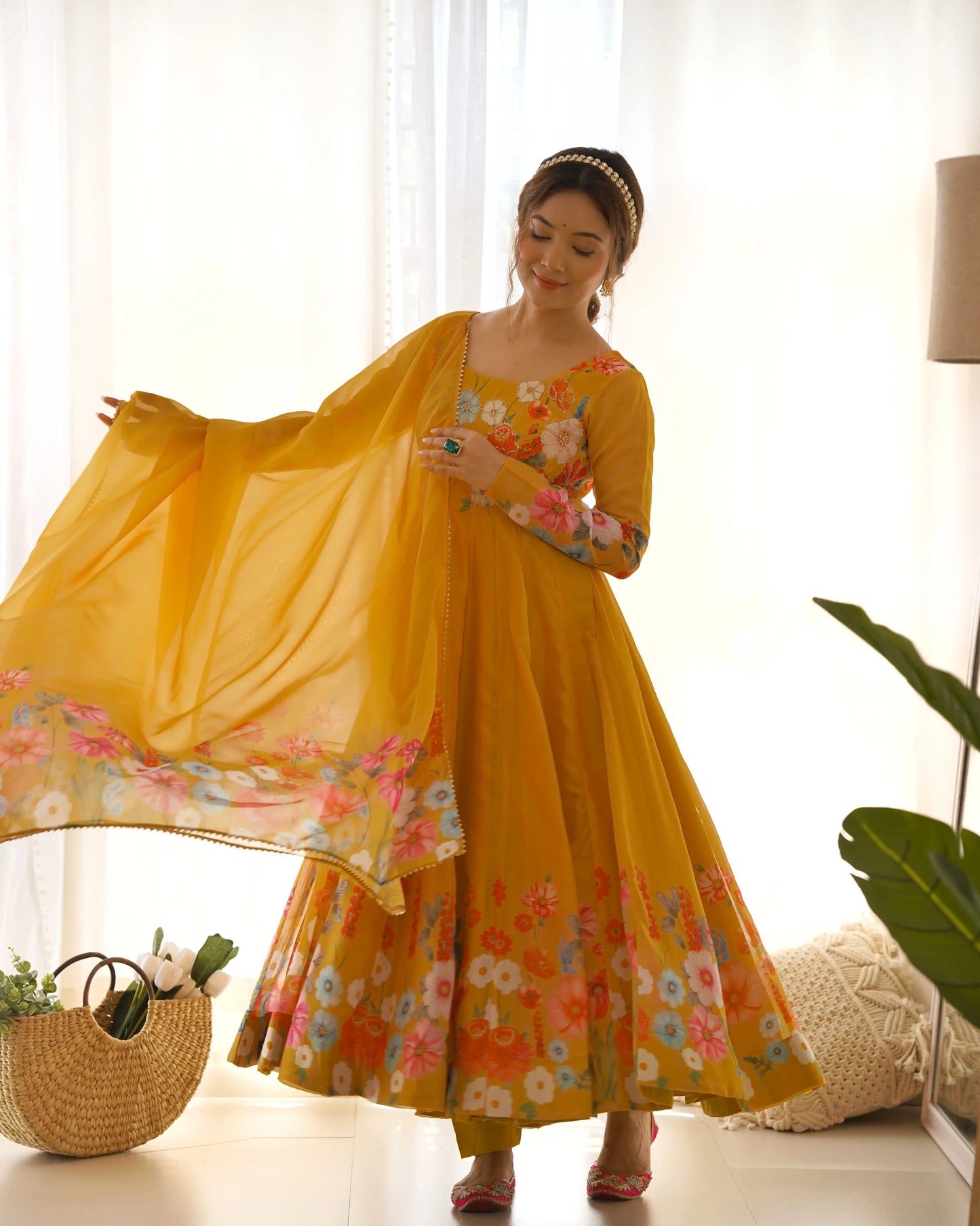 Robe longue en organza jaune brunâtre à imprimé floral multicolore avec dupatta – Élégance colorée et charme traditionnel