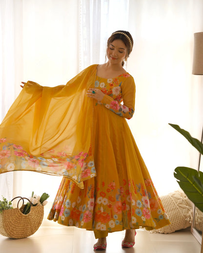 Robe longue en organza jaune brunâtre à imprimé floral multicolore avec dupatta – Élégance colorée et charme traditionnel