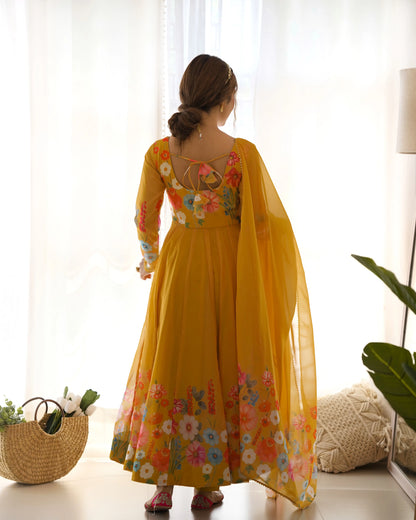 Robe longue en organza jaune brunâtre à imprimé floral multicolore avec dupatta – Élégance colorée et charme traditionnel