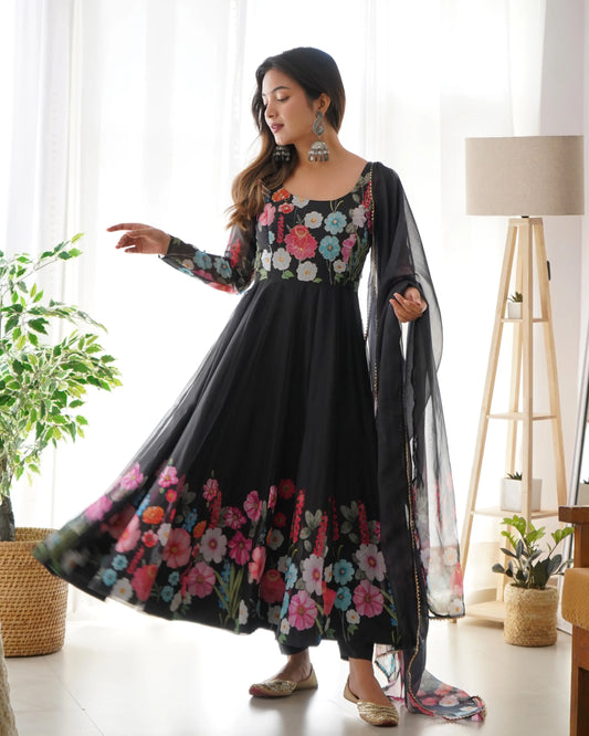 Robe longue en organza noire à imprimé floral multicolore avec dupatta