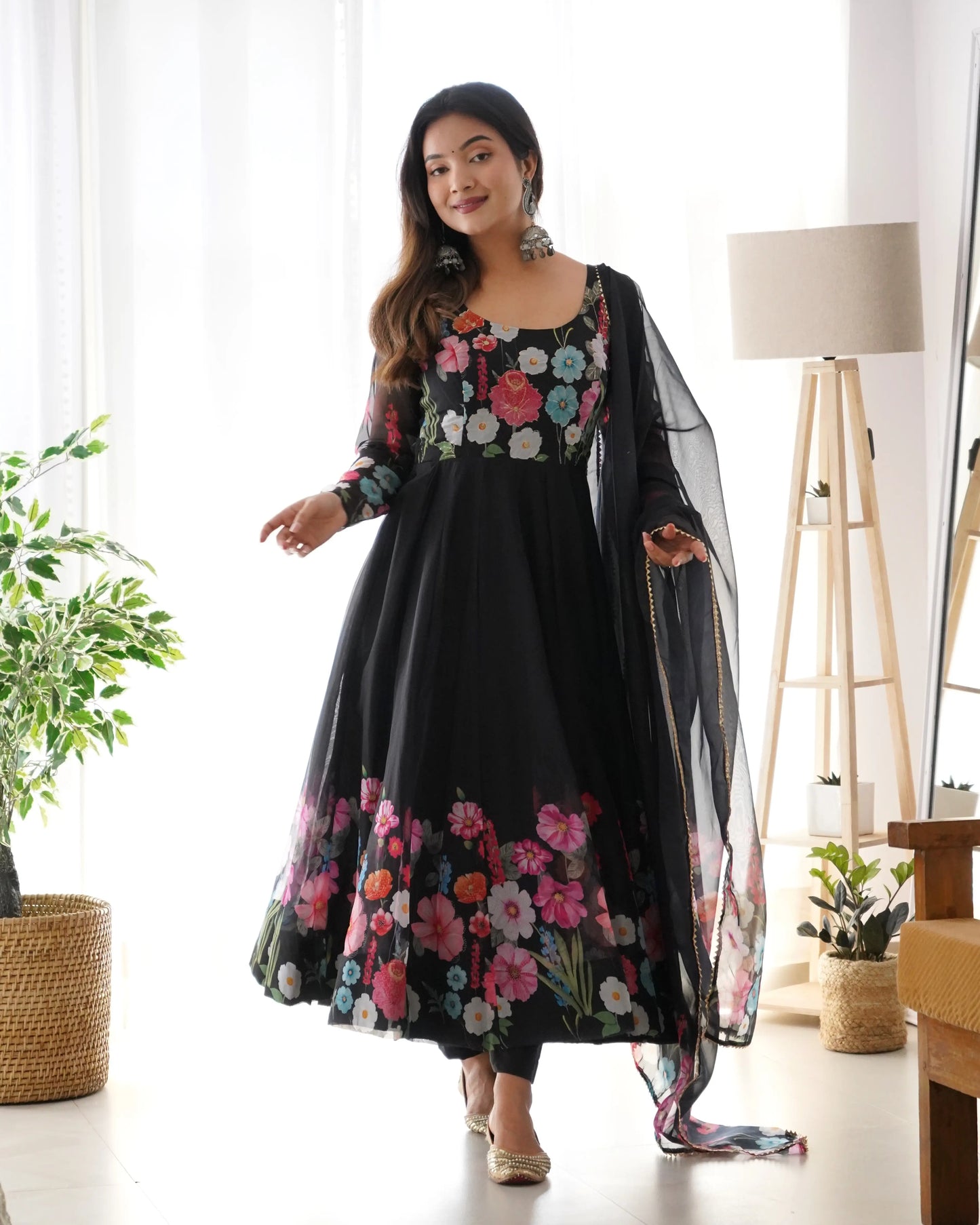 Robe longue en organza noire à imprimé floral multicolore avec dupatta