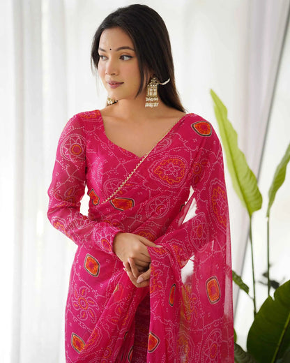 Hellrosa Chiffon-Sari – Bandhej-Druck – tragefertig (vordrapiert)