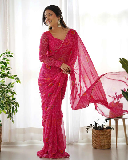 Hellrosa Chiffon-Sari – Bandhej-Druck – tragefertig (vordrapiert)