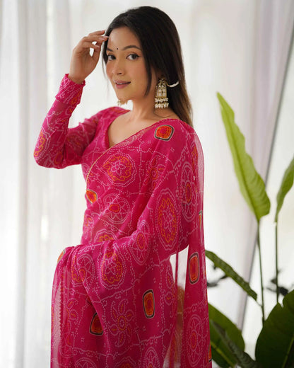 Hellrosa Chiffon-Sari – Bandhej-Druck – tragefertig (vordrapiert)