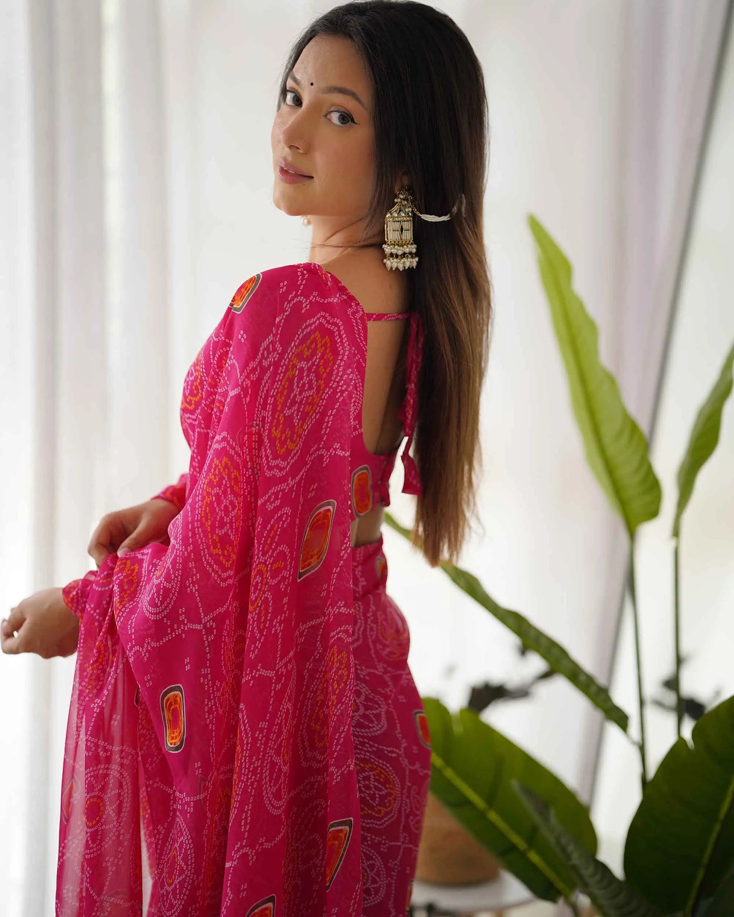 Hellrosa Chiffon-Sari – Bandhej-Druck – tragefertig (vordrapiert)