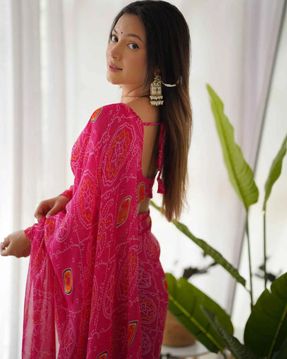 Hellrosa Chiffon-Sari – Bandhej-Druck – tragefertig (vordrapiert)