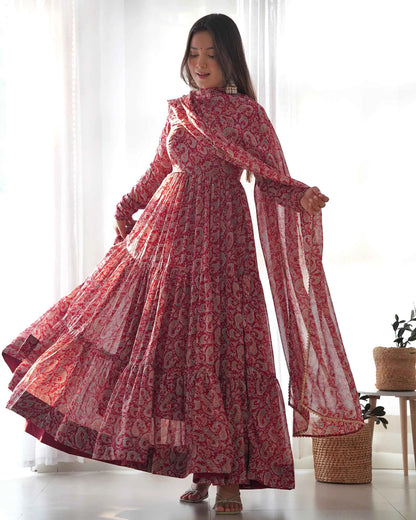 Robe Anarkali en Georgette Bordeaux avec Imprimé Kalamkari et Dupatta – Élégance Traditionnelle et Moderne