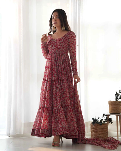 Robe Anarkali en Georgette Bordeaux avec Imprimé Kalamkari et Dupatta – Élégance Traditionnelle et Moderne