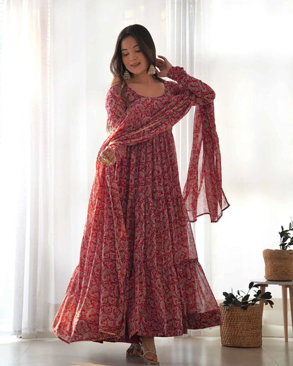 Robe Anarkali en Georgette Bordeaux avec Imprimé Kalamkari et Dupatta – Élégance Traditionnelle et Moderne