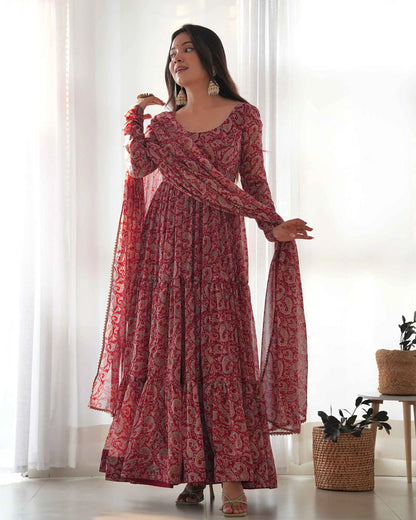 Robe Anarkali en Georgette Bordeaux avec Imprimé Kalamkari et Dupatta – Élégance Traditionnelle et Moderne