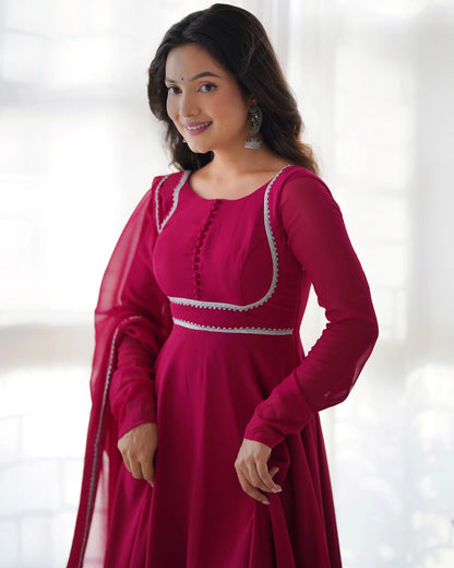 Robe de Designer en georgette rose Fuchsia avec dupatta assortie