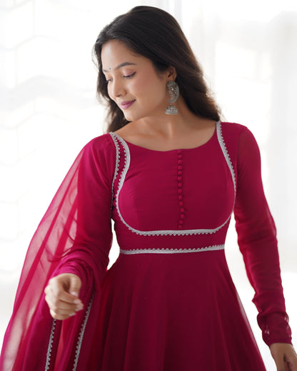 Robe de Designer en georgette rose Fuchsia avec dupatta assortie