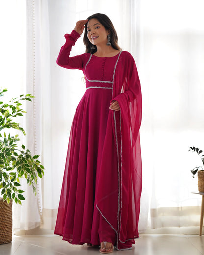 Robe de Designer en georgette rose Fuchsia avec dupatta assortie