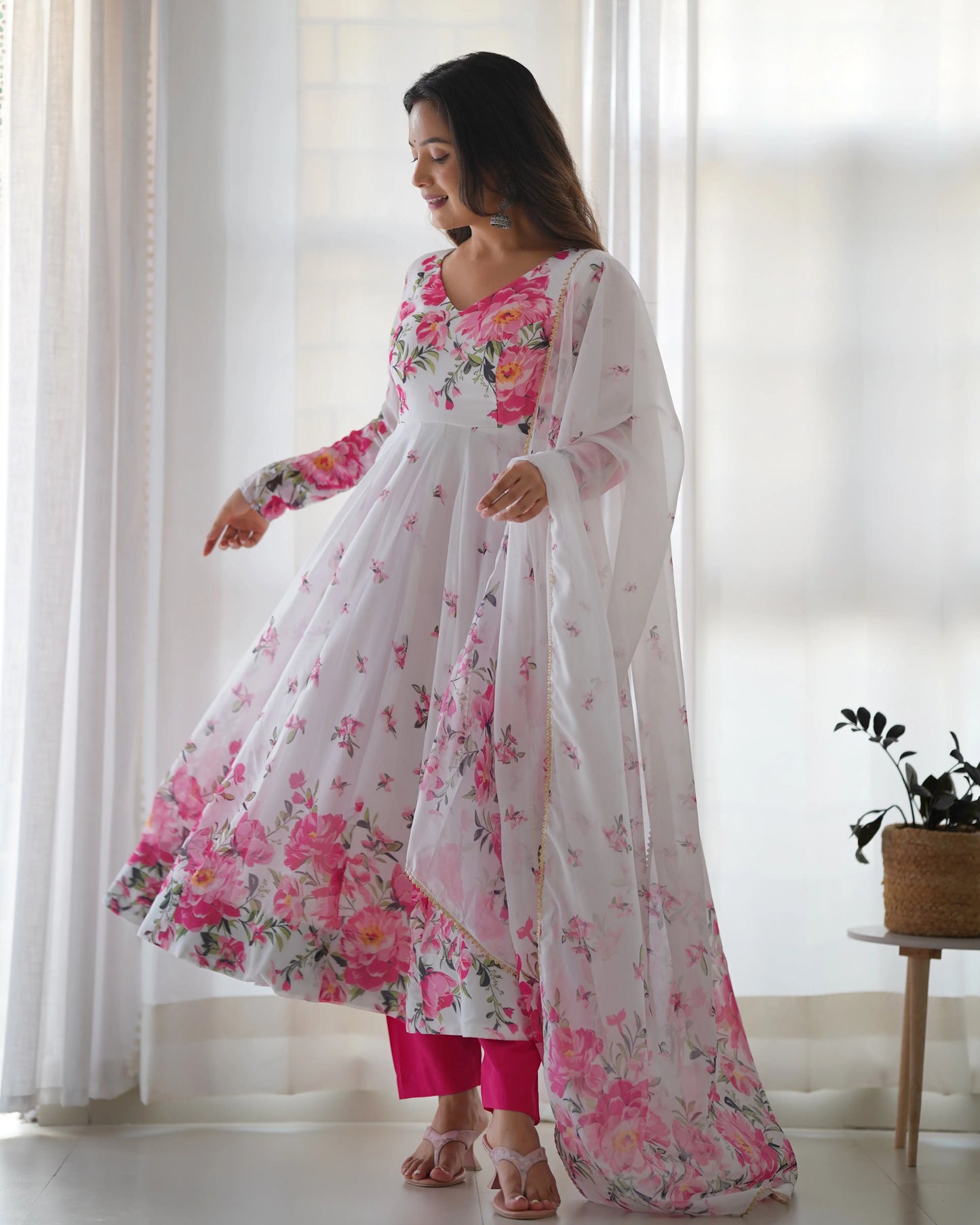 Robe blanche en organza avec imprimé floral rose et dupatta assortie