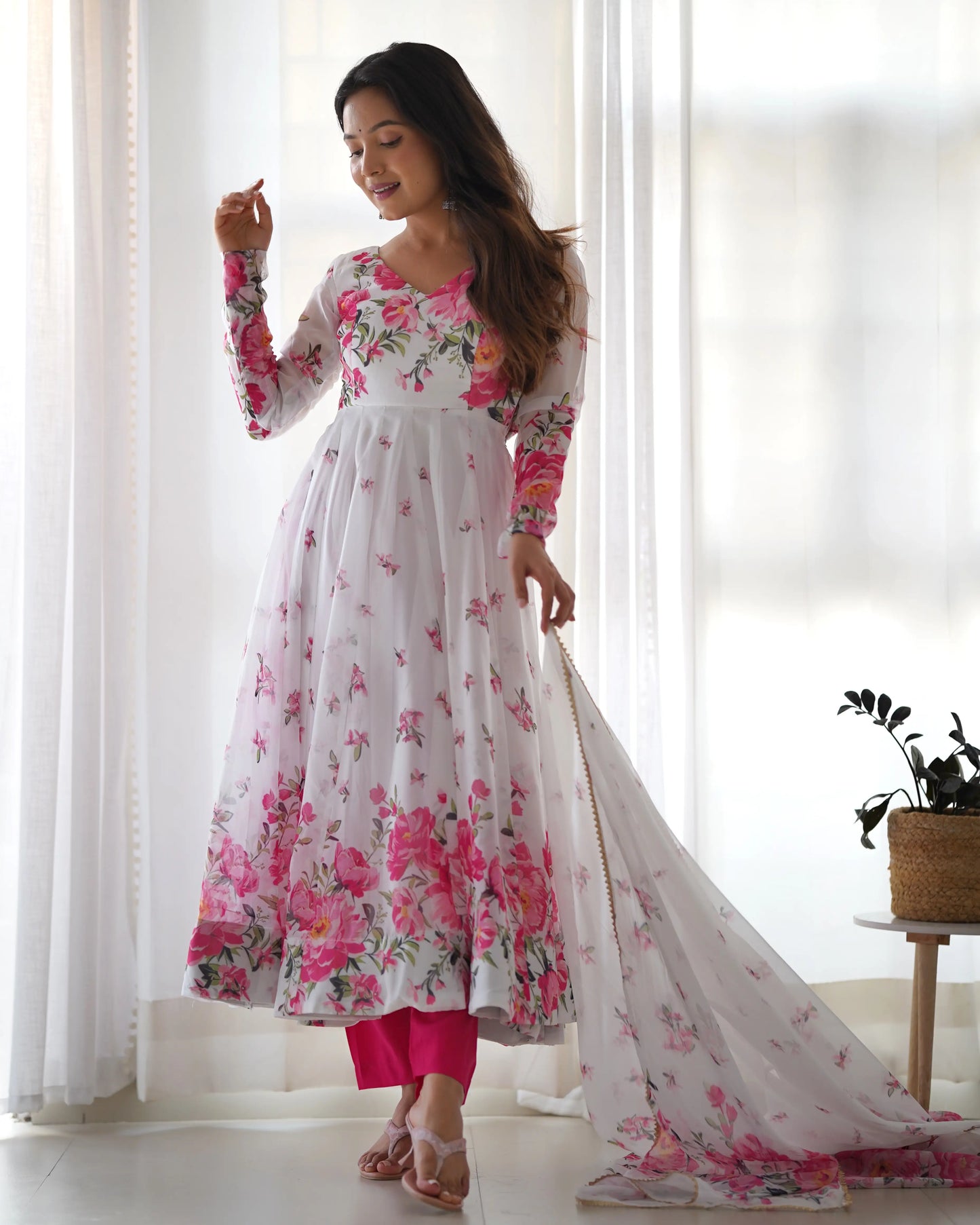 Robe blanche en organza avec imprimé floral rose et dupatta assortie