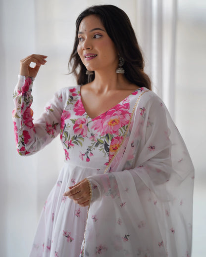 Robe blanche en organza avec imprimé floral rose et dupatta assortie