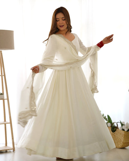 Cremefarbenes Anarkali-Kleid aus Seide mit Georgette-Dupatta und Stickerei