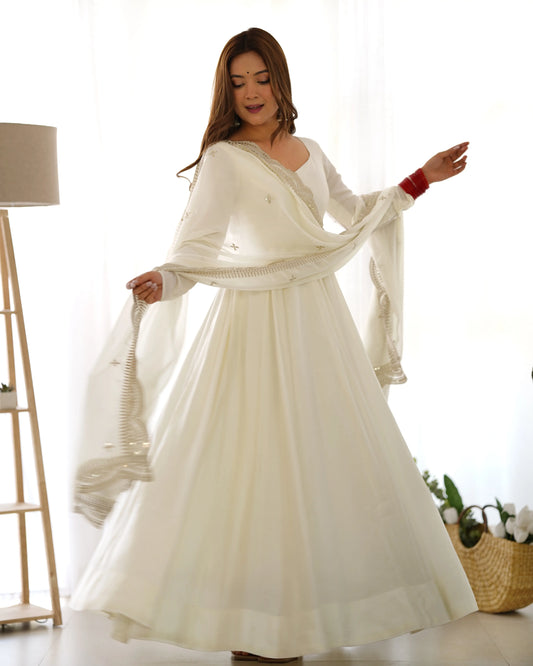 Cremefarbenes Anarkali-Kleid aus Seide mit Georgette-Dupatta und Stickerei
