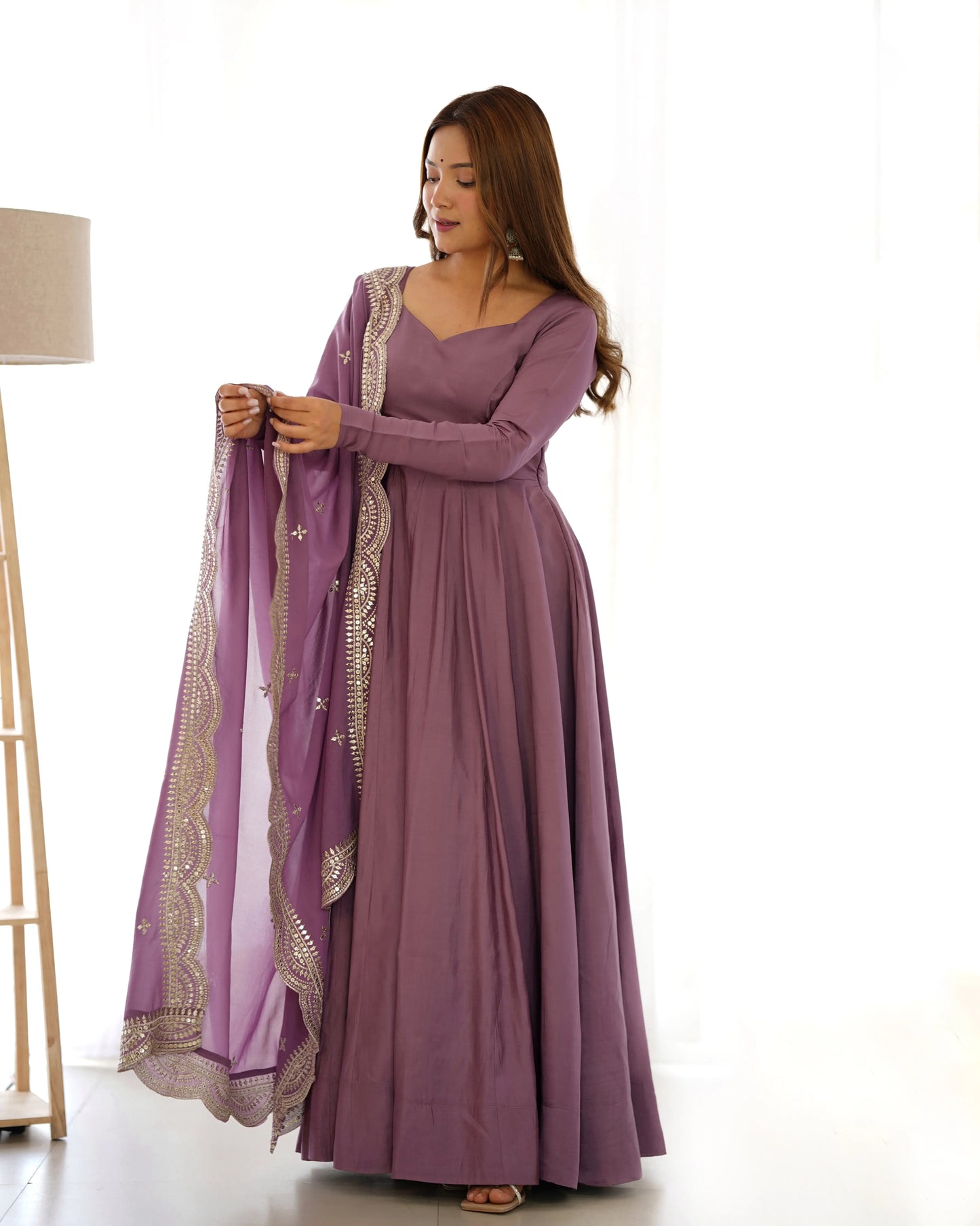 Robe Anarkali Mauve Foncé en Soie – Dupatta en Georgette avec Broderie Élégante