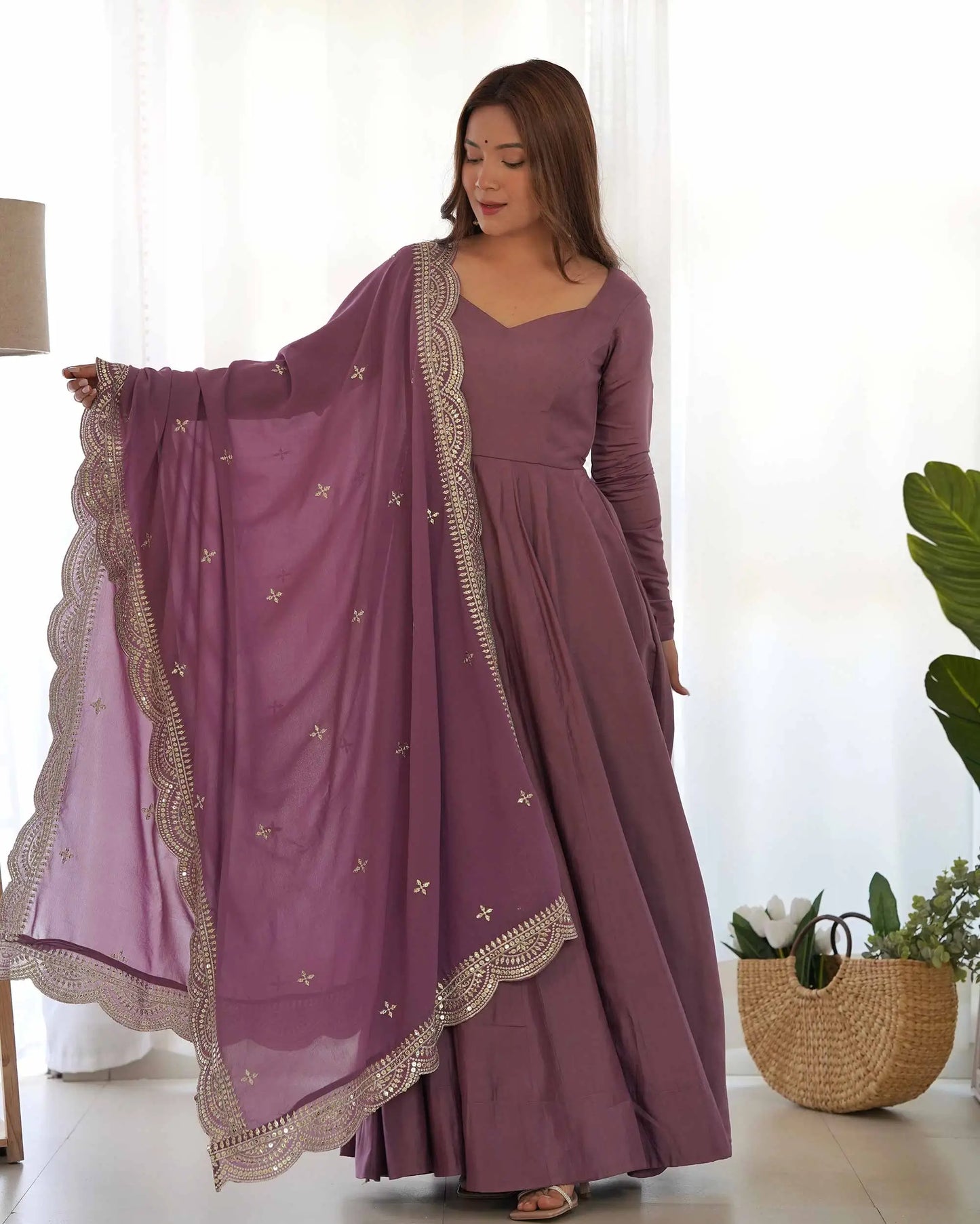 Robe Anarkali Mauve Foncé en Soie – Dupatta en Georgette avec Broderie Élégante