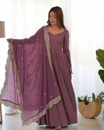 Robe Anarkali Mauve Foncé en Soie – Dupatta en Georgette avec Broderie Élégante