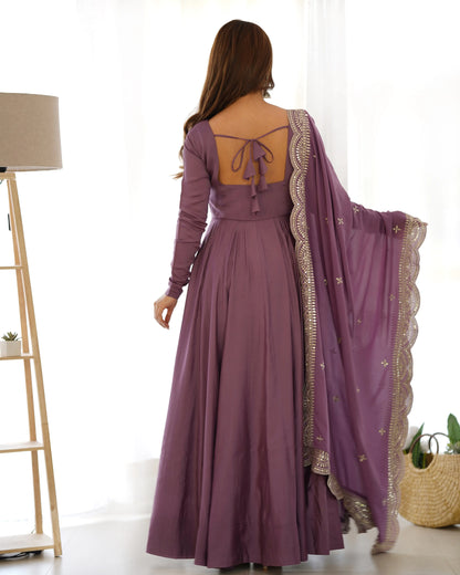 Robe Anarkali Mauve Foncé en Soie – Dupatta en Georgette avec Broderie Élégante