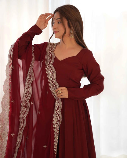 Robe Anarkali Bordeaux en Soie avec Dupatta en Georgette et Broderie