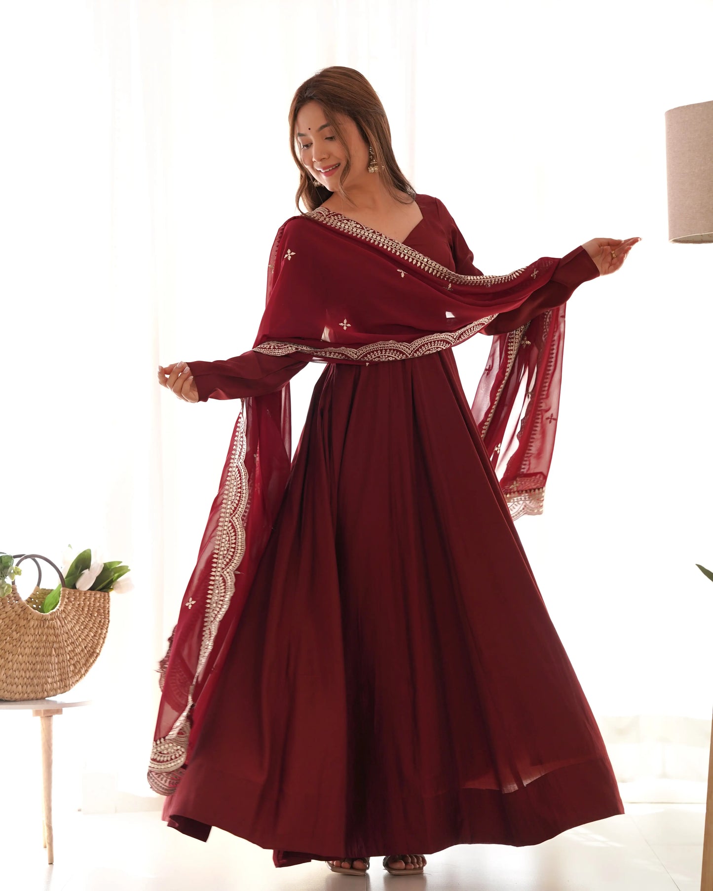 Robe Anarkali Bordeaux en Soie avec Dupatta en Georgette et Broderie