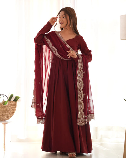 Robe Anarkali Bordeaux en Soie avec Dupatta en Georgette et Broderie