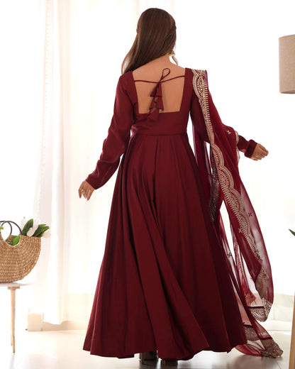Robe Anarkali Bordeaux en Soie avec Dupatta en Georgette et Broderie