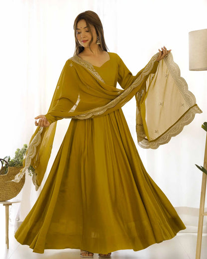 Robe Anarkali Jaune Moutarde en Soie avec Dupatta en Georgette et Broderie