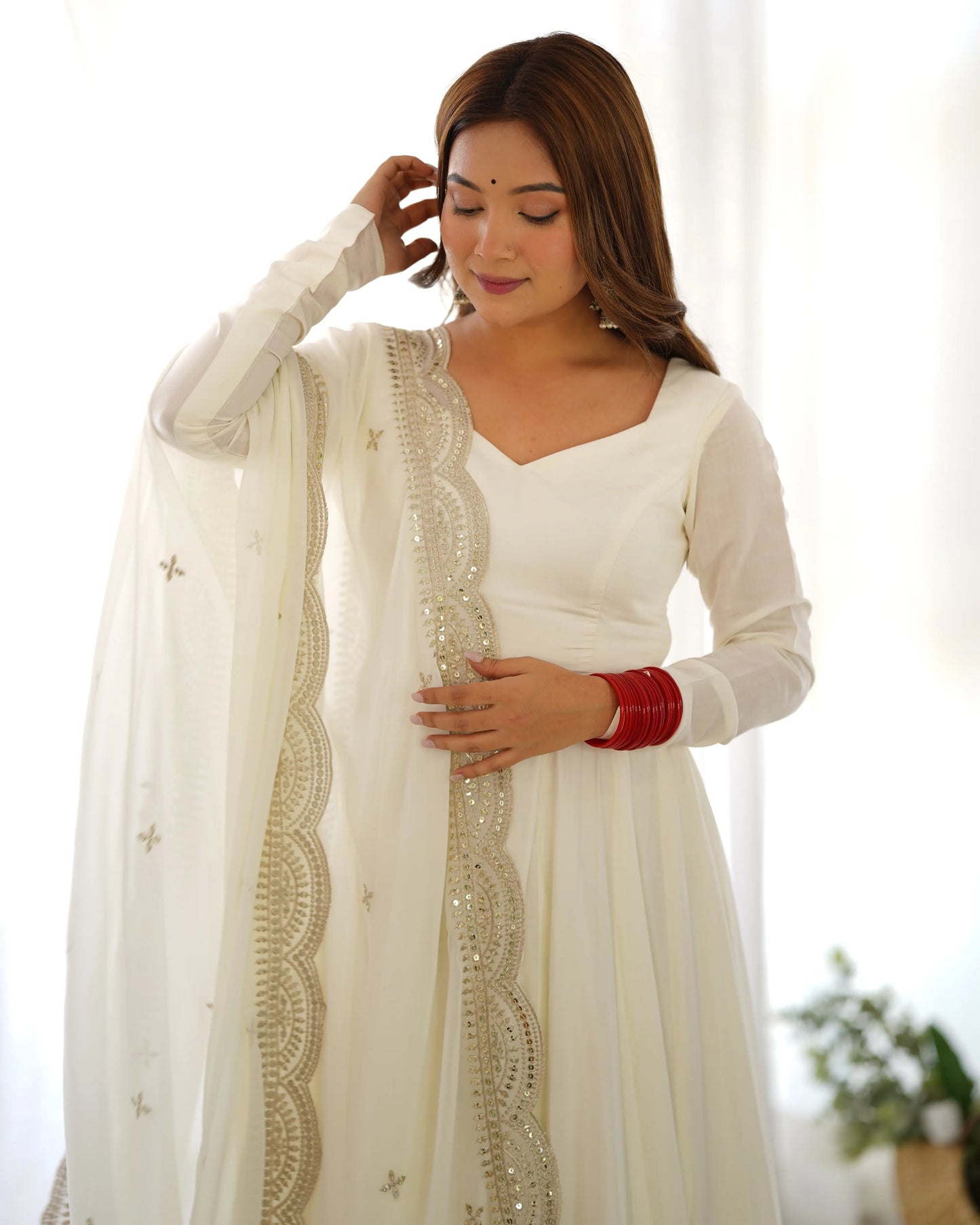 Cremefarbenes Anarkali-Kleid aus Seide mit Georgette-Dupatta und Stickerei