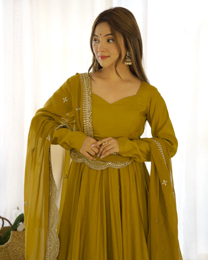 Robe Anarkali Jaune Moutarde en Soie avec Dupatta en Georgette et Broderie