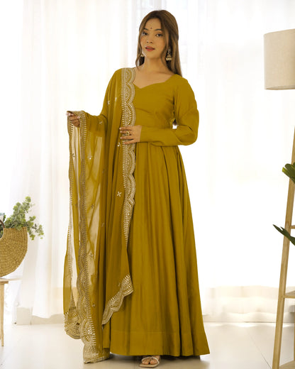 Robe Anarkali Jaune Moutarde en Soie avec Dupatta en Georgette et Broderie
