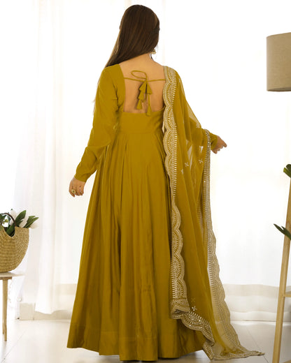 Robe Anarkali Jaune Moutarde en Soie avec Dupatta en Georgette et Broderie