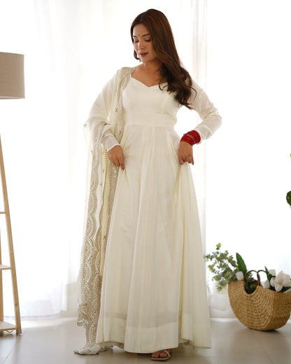 Cremefarbenes Anarkali-Kleid aus Seide mit Georgette-Dupatta und Stickerei