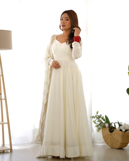 Cremefarbenes Anarkali-Kleid aus Seide mit Georgette-Dupatta und Stickerei