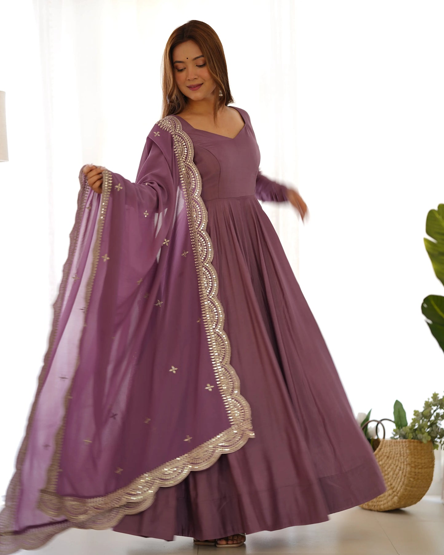 Robe Anarkali Mauve Foncé en Soie – Dupatta en Georgette avec Broderie Élégante