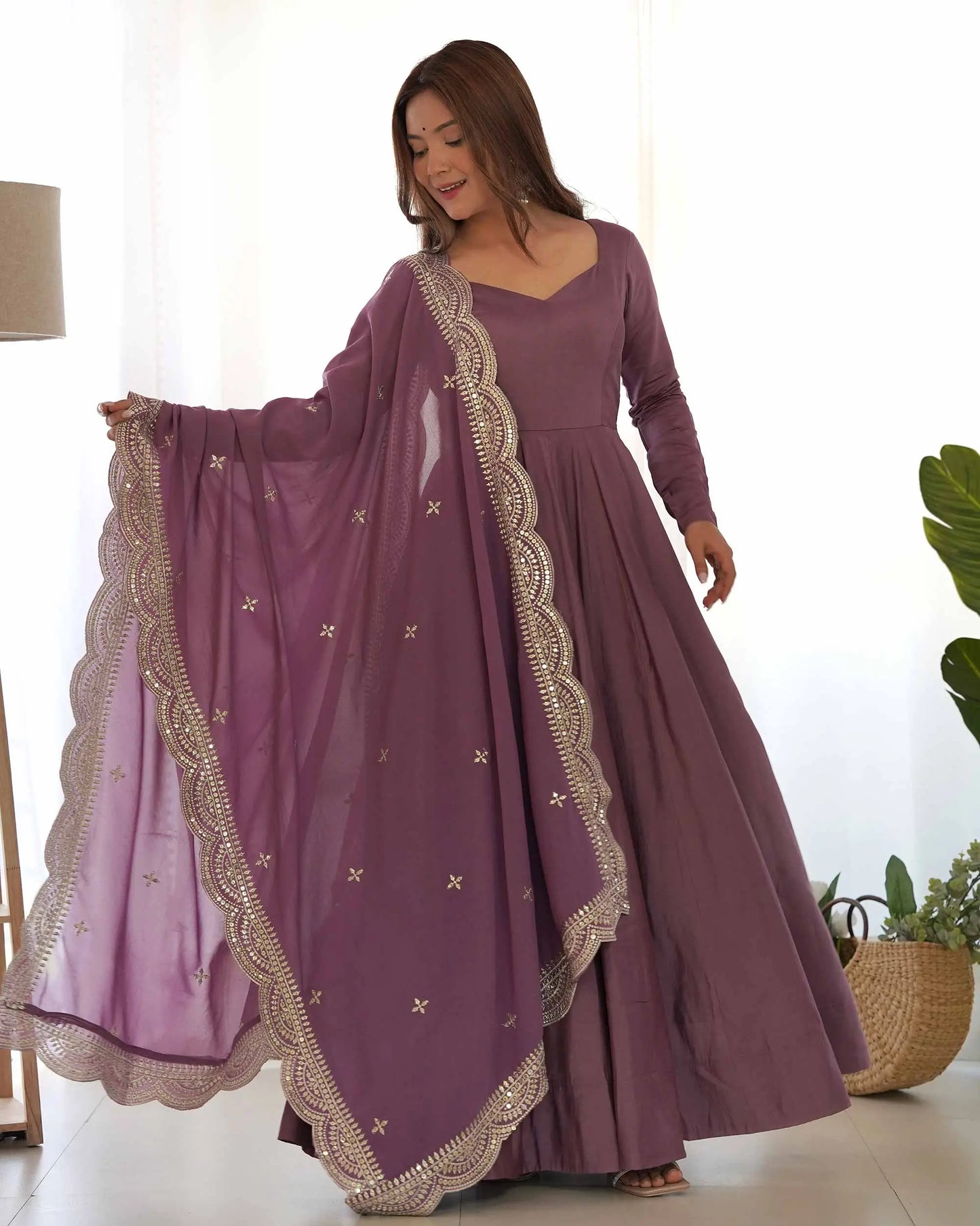 Robe Anarkali Mauve Foncé en Soie – Dupatta en Georgette avec Broderie Élégante