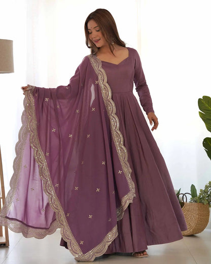 Robe Anarkali Mauve Foncé en Soie – Dupatta en Georgette avec Broderie Élégante