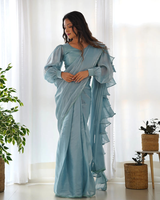 Gebrauchsfertiger himmelblauer Organza-Sari mit ausgefallener Spitzenbordüre