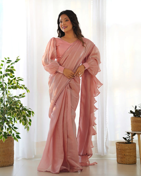Tragefertiger, pfirsichfarbener Organza-Sari mit elegantem Spitzenrand